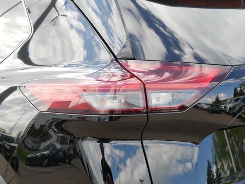 Certified 2023 Nissan Rogue Platinum w/ Platinum Premium Package AWD/4WD image 17