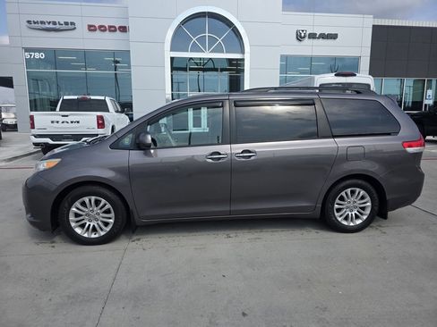 Used 2013 Toyota Sienna XLE image 2