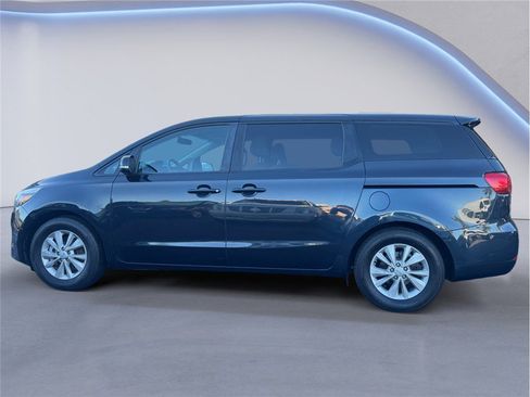 Used 2017 Kia Sedona LX image 3