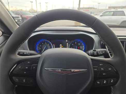 Used 2025 Chrysler Pacifica Limited w/ Uconnect Theater Family Group image 35