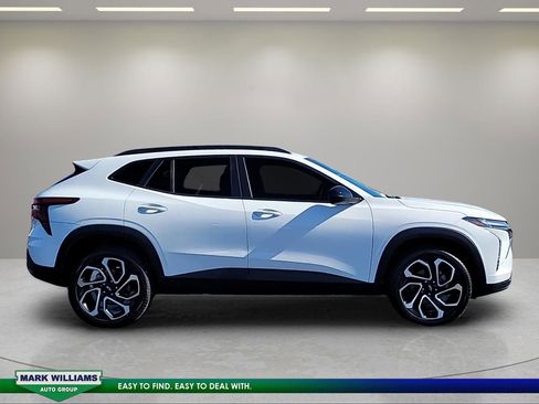 Used 2025 Chevrolet Trax RS w/ Driver Confidence Package image 2