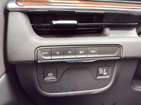 Certified 2023 Cadillac Escalade ESV Premium Luxury AWD/4WD image 22