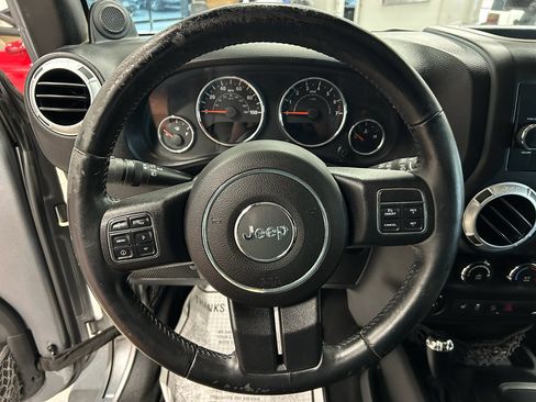 Used 2013 Jeep Wrangler Unlimited Sahara w/ Connectivity Group AWD/4WD image 10