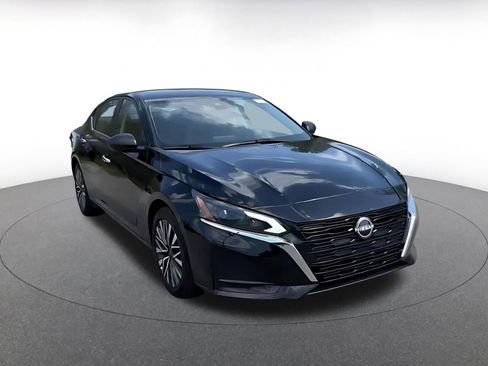 Used 2025 Nissan Altima 2.5 SV image 3