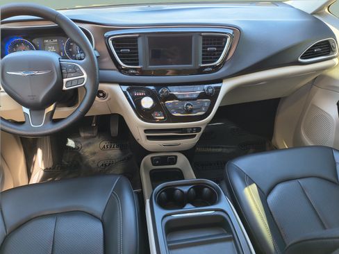 Used 2020 Chrysler Voyager Lxi FWD image 13