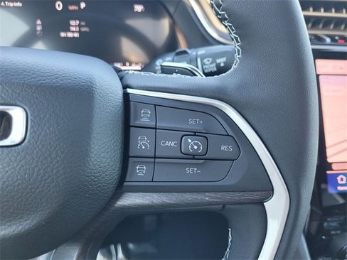 New 2025 Jeep Grand Cherokee Limited w/ Luxury Tech Group II image 32