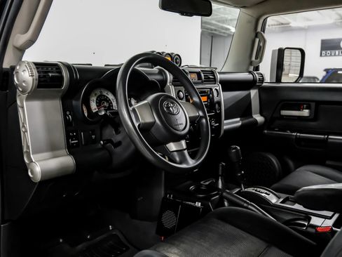 Used 2010 Toyota FJ Cruiser 4WD image 2