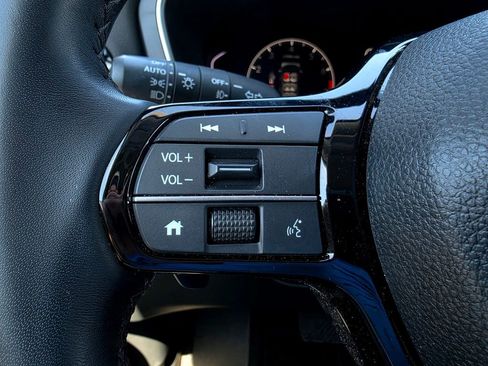 Used 2025 Honda Pilot Touring image 17