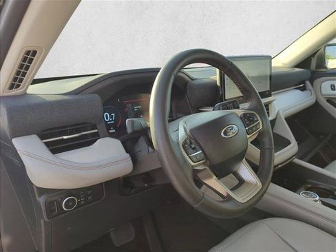 Used 2025 Ford Explorer Active w/ Active Comfort Package RWD image 13