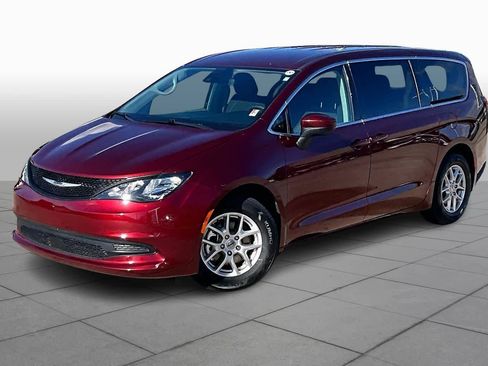 Certified 2023 Chrysler Voyager LX image 2