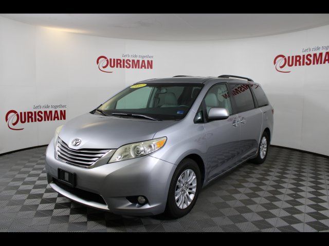 Used 2017 Toyota Sienna XLE w/ XLE Navigation Package FWD image 2