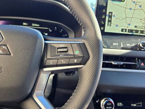 New 2025 Mitsubishi Outlander SE image 28