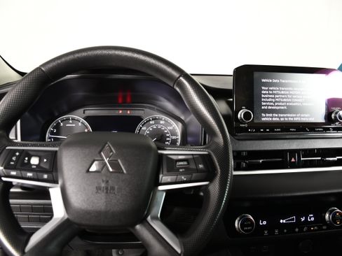 Used 2023 Mitsubishi Outlander ES AWD/4WD image 15