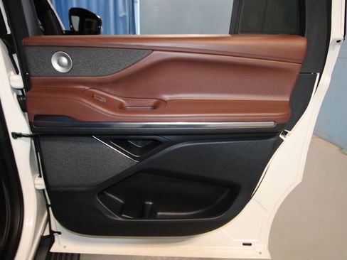 Used 2025 Lincoln Navigator L Reserve AWD/4WD image 27