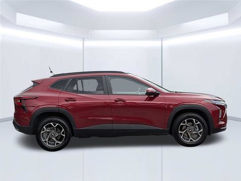 Used 2025 Chevrolet Trax LT w/ LT Convenience Package FWD image 7
