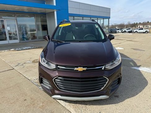 Used 2022 Chevrolet Trax LT w/ LT Convenience Package image 9