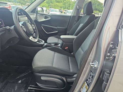 Used 2025 Kia Soul LX FWD image 9