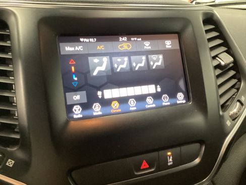 Used 2021 Jeep Cherokee Latitude FWD image 24