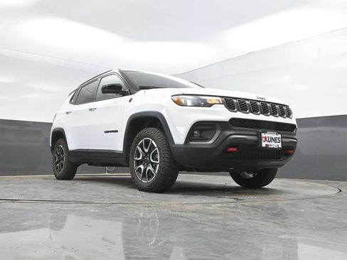 Used 2025 Jeep Compass Trailhawk AWD/4WD image 49