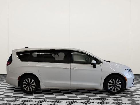 Used 2023 Chrysler Pacifica Touring-L image 2