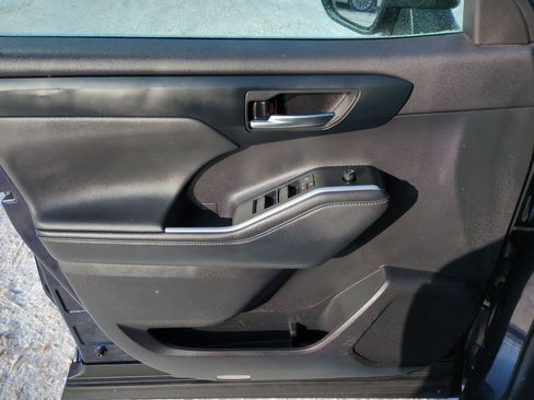 Used 2023 Toyota Highlander image 6