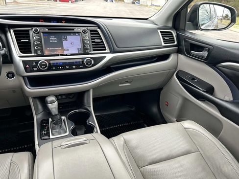 Used 2018 Toyota Highlander Limited image 17
