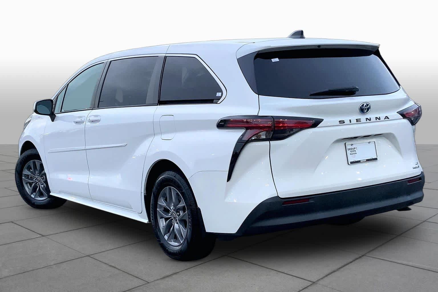 Used 2022 Toyota Sienna LE FWD image 11