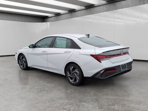 Used 2025 Hyundai Elantra Sport FWD image 5