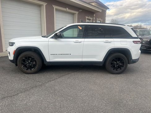 Used 2025 Jeep Grand Cherokee Altitude image 2