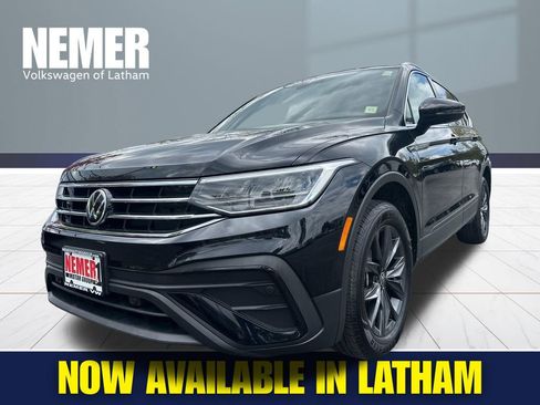 Certified 2023 Volkswagen Tiguan SE w/ Panoramic Sunroof Package AWD/4WD image 1