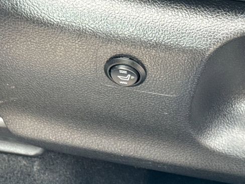 Used 2019 Toyota C-HR XLE image 46