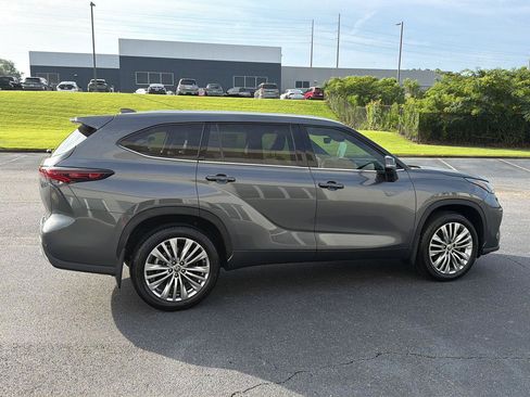 Used 2024 Toyota Highlander Platinum FWD image 7