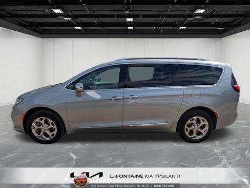 Used 2021 Chrysler Pacifica Limited AWD/4WD image 2