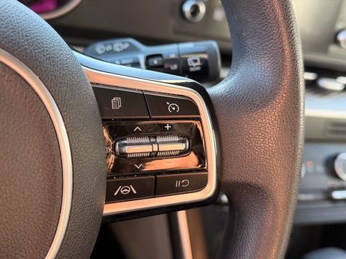 Used 2023 Kia Carnival LX FWD image 18