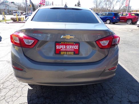 Used 2018 Chevrolet Cruze LT w/ Convenience Package image 3