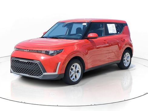 Used 2025 Kia Soul LX w/ LX Technology Package FWD image 2