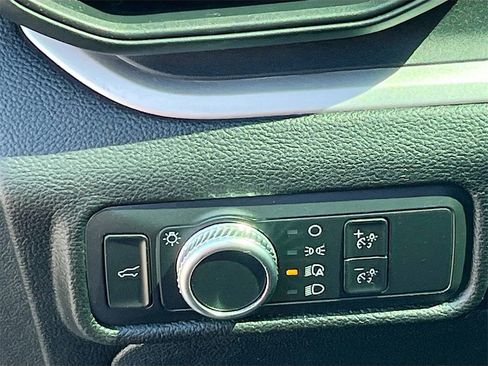 Used 2022 Ford Explorer XLT image 10