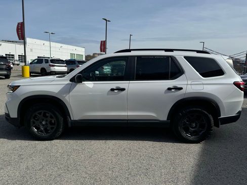 Used 2025 Honda Pilot TrailSport image 4