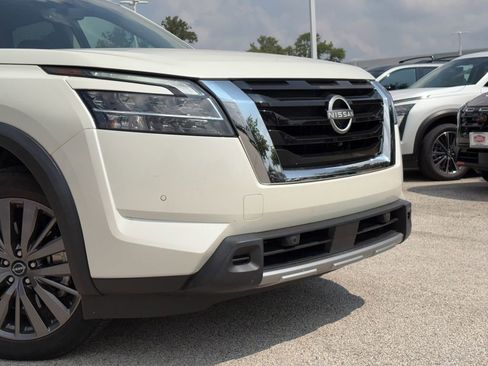 Used 2024 Nissan Pathfinder SL w/ SL Premium Package FWD image 3