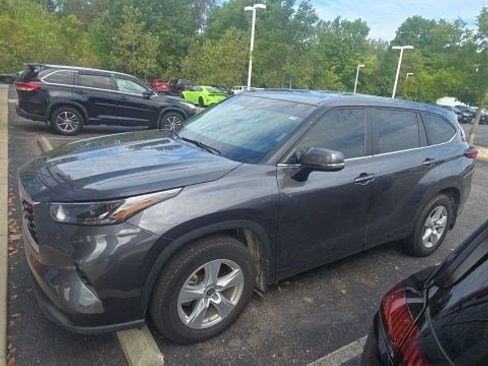 Used 2023 Toyota Highlander LE FWD image 3