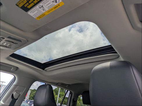Used 2022 Toyota Highlander XLE FWD image 22
