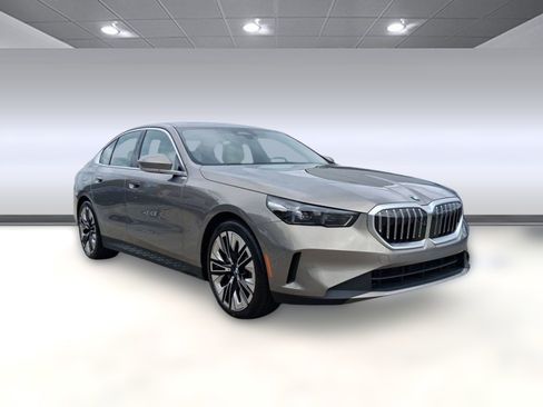 Used 2026 BMW 530i w/ Premium Package RWD image 5