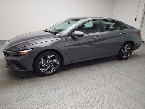 Used 2025 Hyundai Elantra SEL FWD image 2