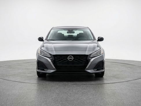 Used 2025 Nissan Altima 2.5 SV FWD image 2