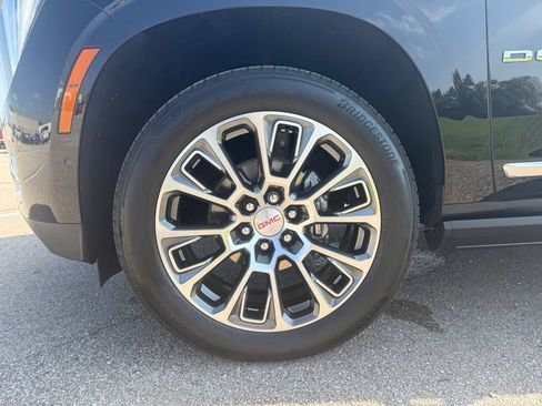 Used 2026 GMC Yukon Denali w/ Sun & Power Step Package AWD/4WD image 14