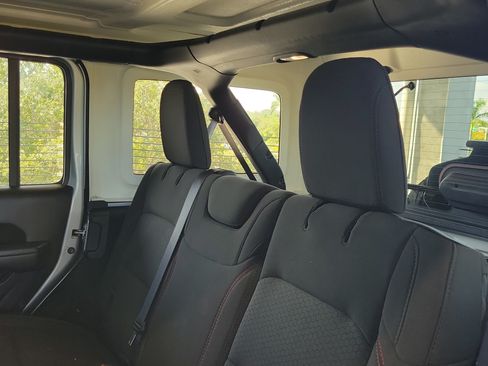 Used 2023 Jeep Wrangler Unlimited Rubicon AWD/4WD image 8