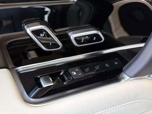 New 2025 Land Rover Range Rover Long Wheelbase Autobiography image 11