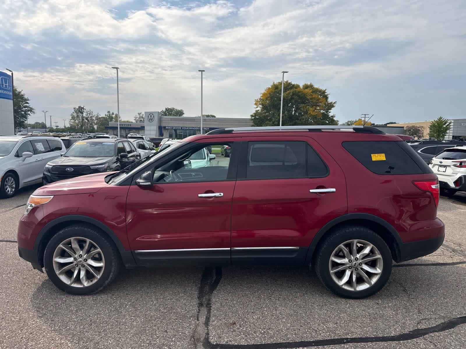 Used 2014 Ford Explorer XLT w/ Equipment Group 202A AWD/4WD image 12