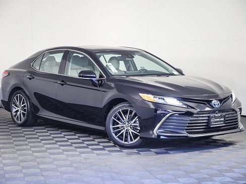 Used 2024 Toyota Camry XLE image 1