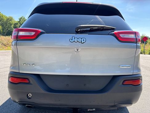 Used 2017 Jeep Cherokee Latitude AWD/4WD image 4